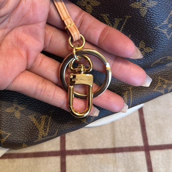 Authentic Louis Vuitton Artsy MM - Picture 6 of 14